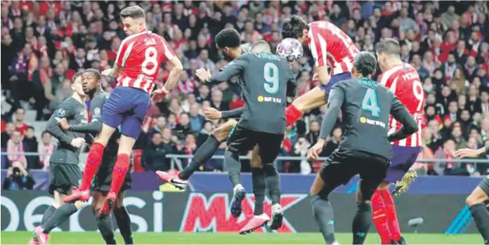  ?? ?? Atlético Madrid busca destronar liderato del Liverpool (negro) en gran partido Campions.