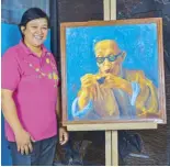  ??  ?? Jane Ramos with her portrait of Victorio Edades