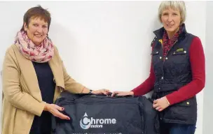  ??  ?? ●● Rhona Marshall , left, from Christina Relief Uganda and Lyn Holmes with the bags donated by Chrome Motors.