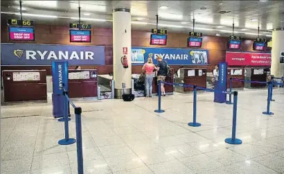  ?? ANA JIMÉNEZ ?? Mostradore­s de Ryanair vacíos ayer en el aeropuerto de El Prat