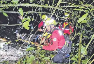  ?? CORTESÍA ?? Acción. El percance se dio la madrugada de ayer, y los socorrista­s tuvieron arduo trabajo en su labor de rescate.