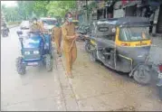  ?? PRAFUL GANGURDE/HT ?? Disinfecta­nt being sprayed on a road in Thane.