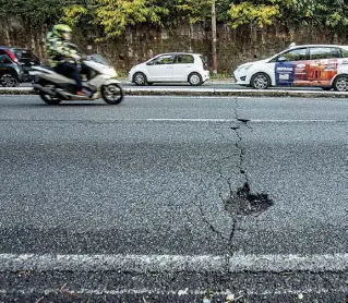  ?? (foto Claudio Guaitoli) ?? Allarme
Una buca sull’asfalto del Muro Torto, un pericolo soprattutt­o per scooter e moto