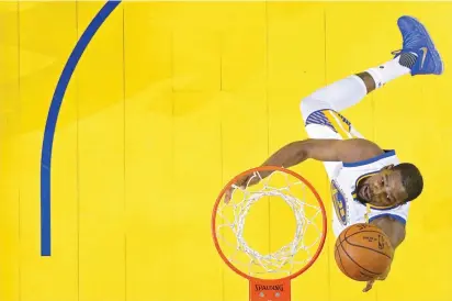  ?? FOTO EFE ?? Kevin Durant, ganador del trofeo al Mejor Jugador de las finales de la NBA. El sueño por el que luchó durante nueve temporadas con los Thunder. Se acerca a los grandes.