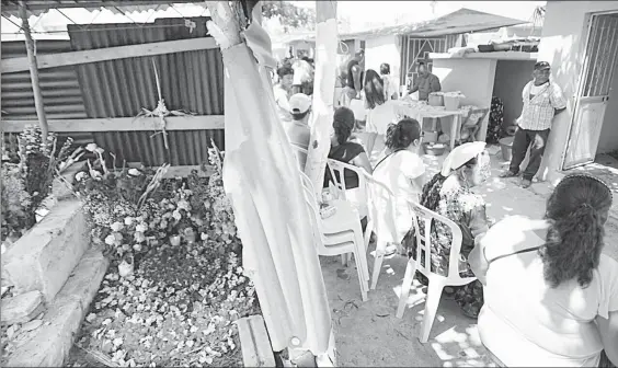  ??  ?? Zapotecos de Juchitán, Oaxaca, celebran el Domingo de Ramos –que para ellos marca tanto el comienzo de un año como el de la Semana Santa– visitando los panteones, donde comparten con sus difuntos comida, bebida, flores, velas y música ■ Foto Diana Manzo