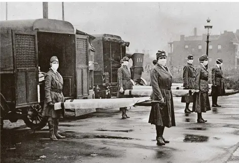  ?? FOTO: LIBRARY OF CONGRESS/DPA ?? Helferinne­n des St. Louis Red Cross Motor Corps 1918 im Einsatz gegen die Spanische Grippe. In den USA hatte die Seuche ihren Ursprung.