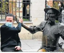 ?? FERNANDO VILLAR / EFE ?? Bal bromea ayer en el monumento de don Quijote en Alcalá de Henares.