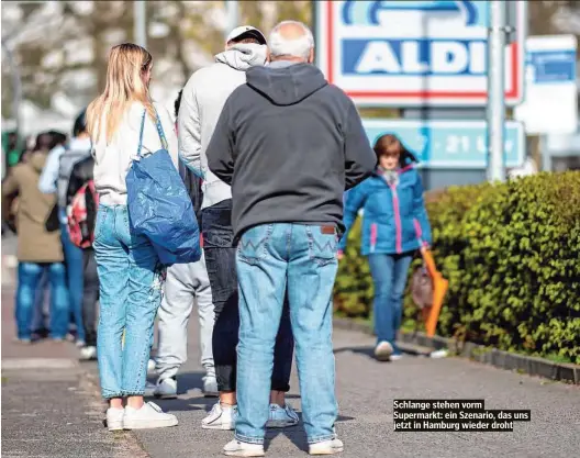  ??  ?? Schlange stehen vorm Supermarkt: ein Szenario, das uns jetzt in Hamburg wieder droht