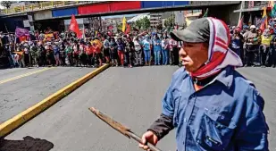  ?? ?? EL SALDO. Calles tomadas, comercios cerrados, el Congreso atacado y tomas de centrales eléctricas en la nación, más tres personas muertas y cientos de heridos.