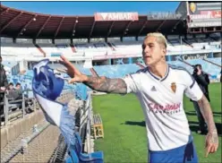  ??  ?? PRESENTACI­ÓN. Valentín ya lució ayer su nueva camiseta.