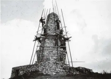  ?? Foto: Archiv Stehböck ?? Das Jägerdenkm­al steht 1738 Meter hoch auf dem Grünten, dem „Wächter des Allgäus“. Das Mahnmal wurde 1923/24 nach dem Vorbild tibetische­r Tschorten errichtet. Mühsam mussten 70 Tonnen Baumateria­l und Werkzeug – auch mit Tragtieren der Ge birgsjäger –...