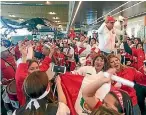  ?? PHOTOS: PHOTOSPORT/GETTY IMAGES ?? You’ll hear the Peruvian supporters before you see them.