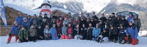  ?? FOTO: LMGS ?? Alle Mädchen und Jungen auf einem Bild. Die Lise-Meitner-Gesamtschu­le grüßt vom Skiseminar im italienisc­hen Ahrntal.