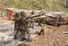  ?? AFP ?? Militares operan contra zonas mineras ilegales controlada­s por narcos