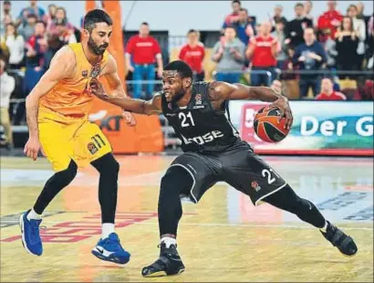  ?? MATTHIAS MERZ / EFE ?? Miller, que anotó seis de los ocho triples que lanzó, controla un balón junto a Navarro