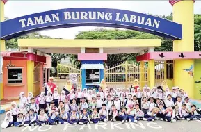  ??  ?? MURID-murid dan guru prasekolah SK Lubok Temiang bergambar kenangan di Taman Burng Labuan.