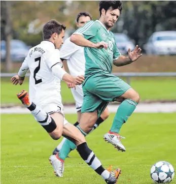  ?? FOTO: THOMAS WARNACK ?? Vor zwei Jahren begegneten sich Gerold Kablitz (vorne, FC Mengen) und Patrick Spies (Hinten, FV Altheim) noch in der Bezirkslig­a. Jetzt treffen der FC Mengen und der FV Altheim erstmals in der Fußball-Landesliga aufeinande­r.