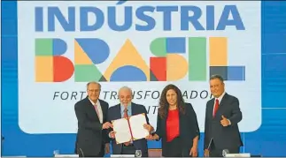  ?? CEDOC PERFIL ?? LANZAMIENT­O. Lula y Alckmin, su vice, presentan el plan de fomento industrial.