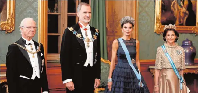  ?? // EFE ?? Los Reyes, junto a Carlos Gustavo y Silvia de Suecia, en la cena de gala en el Palacio Real de Estocolmo