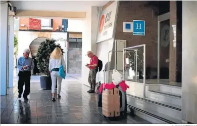  ?? ALBERTO DOMÍNGUEZ ?? Maletas de turistas a las puertas de un hotel en Huelva.