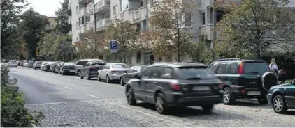  ??  ?? Auto przejeżdża­jące po brukowanym pasie na Potockiej