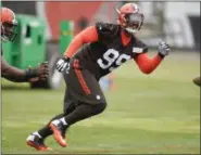  ?? RON SCHWANE — ASSOCIATED PRESS ?? Caleb Brantley works through drills during a rookie minicamp May 12 in Berea,