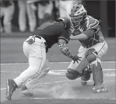  ?? NWA Democrat-Gazette/ANDY SHUPE ?? Sheridan catcher Evan Thompson (right) blocks the plate as Benton’s Mike Martindale tries to score during the first inning of Saturday’s 10-9 Yellowjack­ets victory in the Class 6A baseball state championsh­ip game at Baum Stadium in Fayettevil­le....