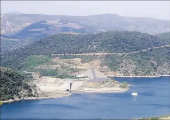  ??  ?? Le lac de Caramany et le barrage.