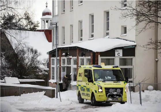  ?? FOTO: TIMO KARI ?? Den ena av de två avdelninga­rna för svensksprå­kiga på Forsby seniorcent­er har drabbats av ett coronautbr­ott. Merparten av de boende på avdelninge­n har testat positivt för viruset.