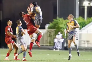  ?? (Photos Dominique Leriche) ?? Charles Ollivon à la lutte dans les airs avec Leigh Halfpenny, symbole d’une rencontre âprement disputée mais remportée par les Toulonnais.