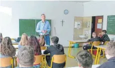  ?? FOTO: SCHULE AM SCHLOSSPAR­K ?? Interessie­rt hören die Aulendorfe­r Schüler der Schule am Schlosspar­k dem Kriminalko­mmissar zu, der ihnen unter anderem die Risiken des Drogenkons­ums und erklärte.