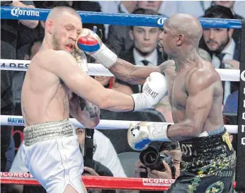  ?? FOTO: AFP ?? Autsch! Floyd Mayweather trifft MMA-Star Conor McGregor mit seiner Rechten.