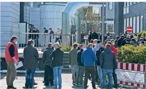  ?? FOTO: JÜRGEN MOLL ?? Lange Schlange vor dem Ratssaal des Bürgerzent­rums: Die Ehrenamtli­chen der Feuerwehr wurden geimpft.