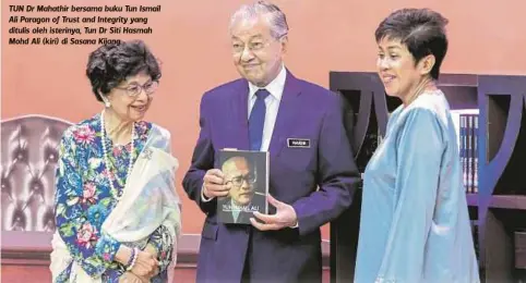  ??  ?? TUN Dr Mahathir bersama buku Tun Ismail Ali Paragon of Trust and Integrity yang ditulis oleh isterinya, Tun Dr Siti Hasmah Mohd Ali (kiri) di Sasana Kijang.