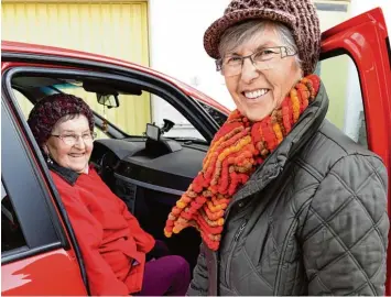  ?? Foto: Bernhard Weizenegge­r ?? Nachbarsch­aftshilfe in Konzenberg: Das Foto zeigt (rechts) die rüstige Koordinato­rin für die Verwaltung­sgemeinsch­aft Halden wang, Anni Saumweber. Sie ist 77 Jahre alt. Sie hilft der vier Jahre älteren Hildegard Hennig.