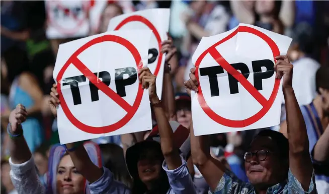  ??  ?? En la Convención Demócrata el pasado mes de julio en Filadelfia, Pensylvani­a, delegados protestan contra el TPP.