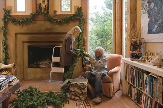  ?? ?? Marna Clarke and her partner, Igor Sazevich, decorate their home last Christmas. The couple had been together since 2003. Sazevich died in early August at age 93.