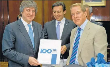  ?? TELAM ?? CON BOUDOU. Bill Ford y el vice. La producción en la planta de Pacheco subió 33% el último año.