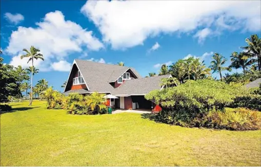  ??  ?? JULIA ROBERTS HAS SOLD her 2-plus-acre estate on the North Shore of Kauai to television producer Mike Fleiss.