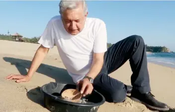  ??  ?? Andrés Manuel López Obrador compartió en Facebook el momento en que liberó tortugas en Puerto Escondido, Oaxaca. Al comentar la encuesta de EL UNIVERSAL, aseguró que Osorio Chong habría sido mejor contrincan­te que Meade.