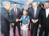 ?? PRESIDENCI­A ?? Presidente. Danilo Medina saluda a una estudiante durante el acto inaugural de la escuela, en Sabana Perdida.