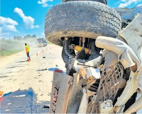  ?? ?? Die Mitsubishi Triton het op sy sy te lande gekom. Thaba Chweu se nooddienst­e het die toneel afgesper.