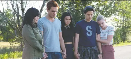  ?? ROBERT FALCONER/THE CW ?? Guest star Shannen Doherty, left, joined Riverdale actors KJ Apa, Camila Mendes, Cole Sprouse and Lili Reinhart to pay tribute to their late co-star Luke Perry in the series’ fourth season première.