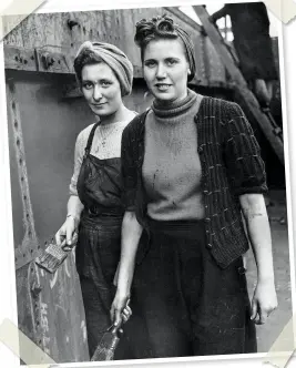  ??  ?? Wives of naval men working as painters in a shipyard. 1942