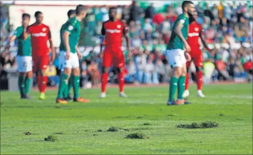  ??  ?? PROBLEMA. El estado del terreno de juego del Romero Cuerda fue empeorando con el paso de los minutos.