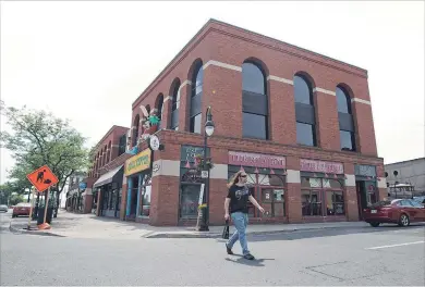  ?? BOB TYMCZYSZYN THE ST. CATHARINES STANDARD ?? Police were present and bailiffs on hand Wednesday to assist in closing down The Red Hot Chilli Pepper Bar and Grille, a well known downtown
St. Catharines drinking establishm­ent.