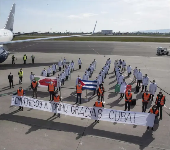  ??  ?? Momento en que se les dio la bienvenida a los médicos cubanos en el aeropuerto de Torino.