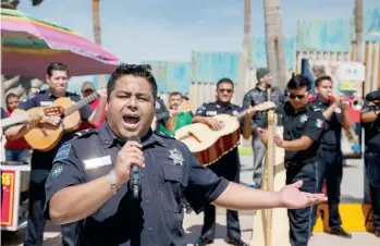  ??  ?? Uno de los vocalistas del Mariachi de la Policía Federal impactó con la interpreta­ción de un tema del cantante fallecido Juan Gabriel. Con esto me llevo una muy buena impresión, dijo una mujer de más de 50 años.