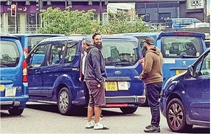  ??  ?? Taxi drivers protesting at the Bearpit roundabout in Bristol yesterday