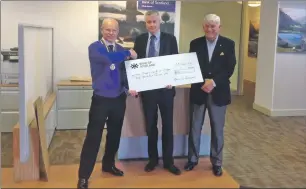  ??  ?? Am-Am president Graham Fraser receives a cheque for £500 from the Bank of Scotland’s business banking manager Alan MacLeod. Also pictured is Iain MacIntyre, the outgoing Am-Am convener.